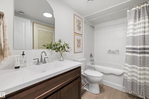 6437 177A Avenue, Edmonton, AB - Indoor Photo Showing Bathroom
