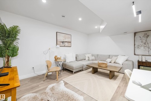 6437 177A Avenue, Edmonton, AB - Indoor Photo Showing Living Room