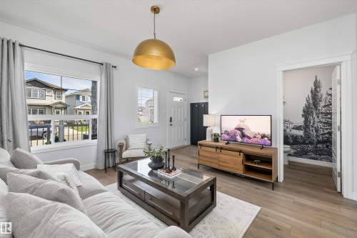 6437 177A Avenue, Edmonton, AB - Indoor Photo Showing Living Room