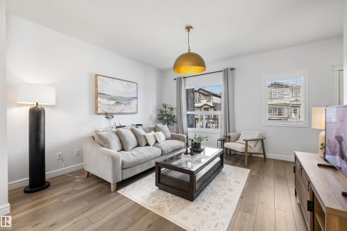 6437 177A Avenue, Edmonton, AB - Indoor Photo Showing Living Room
