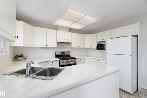 5421 46 Street, Stony Plain, AB - Indoor Photo Showing Kitchen With Double Sink