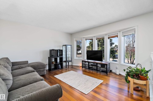 5421 46 Street, Stony Plain, AB - Indoor Photo Showing Living Room