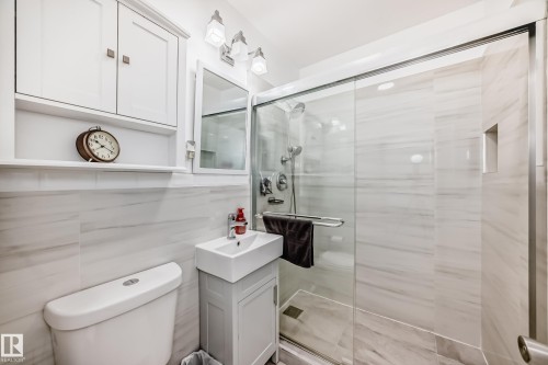 11926 77 Street, Edmonton, AB - Indoor Photo Showing Bathroom