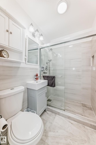 11926 77 Street, Edmonton, AB - Indoor Photo Showing Bathroom