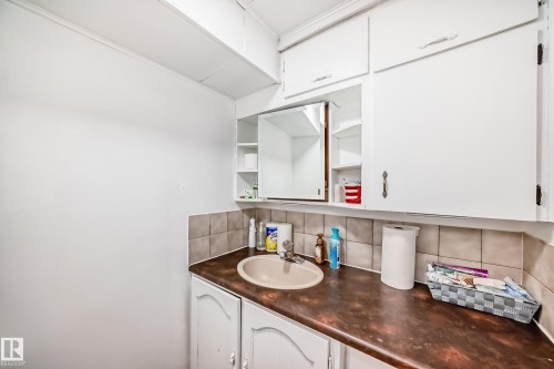 11926 77 Street, Edmonton, AB - Indoor Photo Showing Bathroom