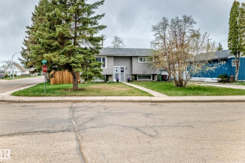 Grey split-level residence with white trim windows and a dark roof - 3802 52 Street, Wetaskiwin, AB 