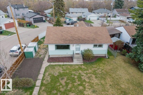 Ranch-style residence featuring a prominent front lawn, concrete front steps, and a brown shingle roof - 24 Elizabeth Drive, Fort Saskatchewan, AB - Outdoor