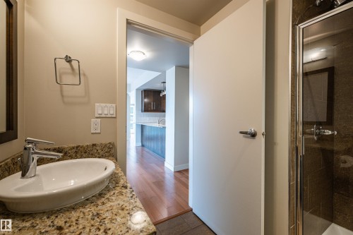 304 10046 117 Street, Edmonton, AB - Indoor Photo Showing Bathroom
