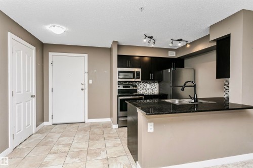 304 274 Mcconachie Dr Nw, Edmonton, AB - Indoor Photo Showing Kitchen