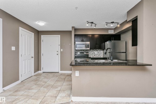 304 274 Mcconachie Dr Nw, Edmonton, AB - Indoor Photo Showing Kitchen