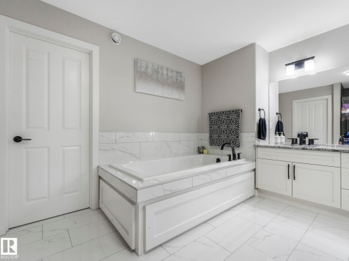 6813 Knox Loop, Edmonton, AB - Indoor Photo Showing Bathroom