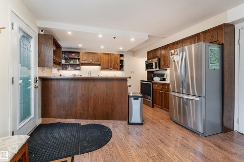 101 9131 99 Street, Edmonton, AB - Indoor Photo Showing Kitchen