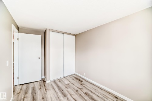 Neutral tone walls with wood-finish flooring - 2578 138A Avenue, Edmonton, AB - Indoor Photo Showing Other Room