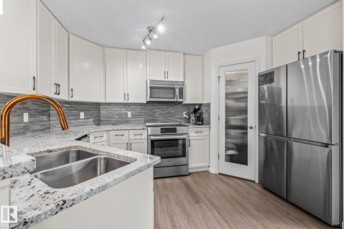 34 Red Tail Way, St. Albert, AB - Indoor Photo Showing Kitchen With Double Sink With Upgraded Kitchen