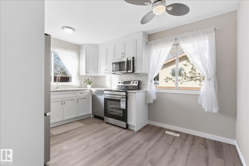 7929 95B Avenue, Fort Saskatchewan, AB - Indoor Photo Showing Kitchen