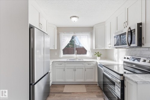 7929 95B Avenue, Fort Saskatchewan, AB - Indoor Photo Showing Kitchen With Stainless Steel Kitchen With Upgraded Kitchen