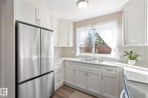 7929 95B Avenue, Fort Saskatchewan, AB - Indoor Photo Showing Kitchen With Stainless Steel Kitchen With Upgraded Kitchen