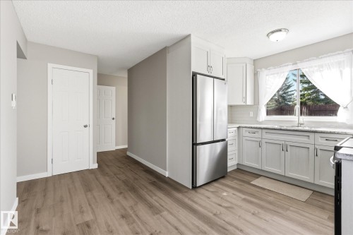 7929 95B Avenue, Fort Saskatchewan, AB - Indoor Photo Showing Kitchen