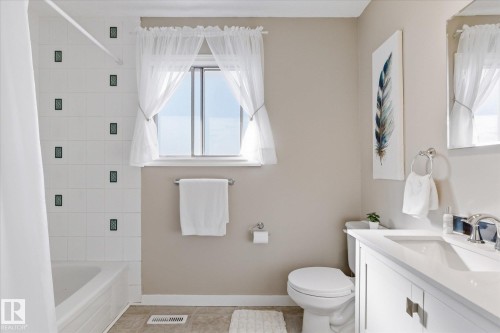 7929 95B Avenue, Fort Saskatchewan, AB - Indoor Photo Showing Bathroom