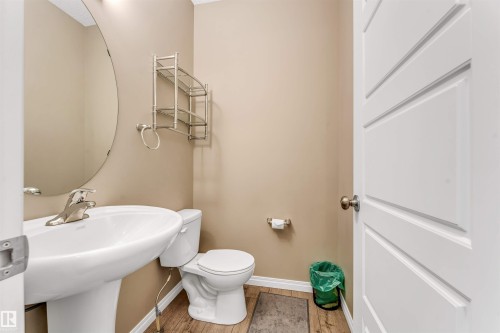 8041 Chappelle Way, Edmonton, AB - Indoor Photo Showing Bathroom