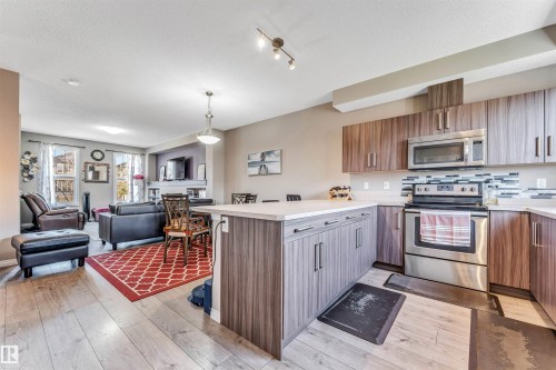 8041 Chappelle Way, Edmonton, AB - Indoor Photo Showing Kitchen