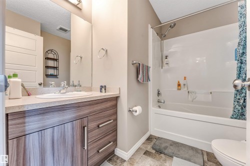 8041 Chappelle Way, Edmonton, AB - Indoor Photo Showing Bathroom