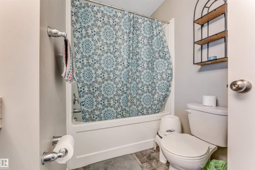 8041 Chappelle Way, Edmonton, AB - Indoor Photo Showing Bathroom