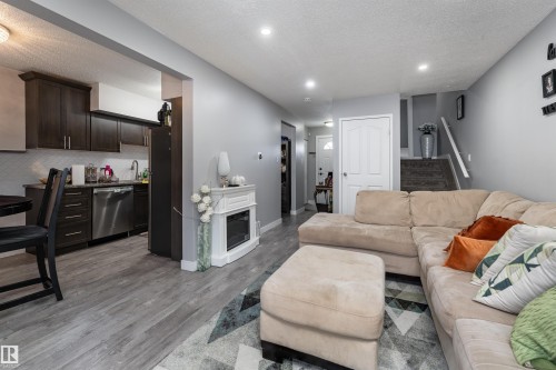 110 Centennial Court, Edmonton, AB - Indoor Photo Showing Living Room