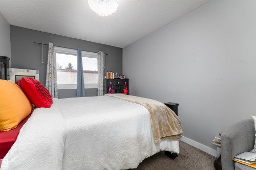 110 Centennial Court, Edmonton, AB - Indoor Photo Showing Bedroom