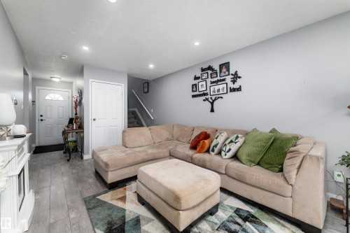110 Centennial Court, Edmonton, AB - Indoor Photo Showing Living Room