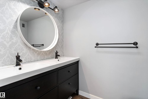 905 9940 112 Street, Edmonton, AB - Indoor Photo Showing Bathroom