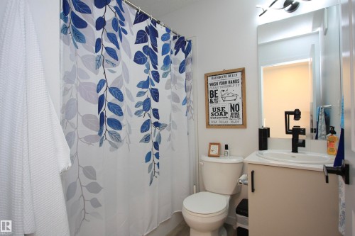 253 Marquis Boulevard, Edmonton, AB - Indoor Photo Showing Bathroom