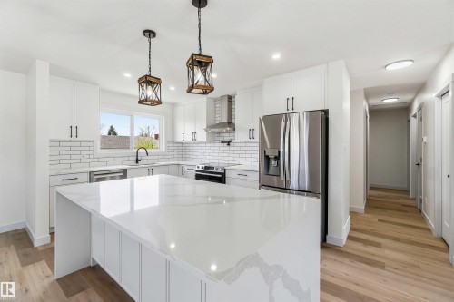 10207 165 Avenue, Edmonton, AB - Indoor Photo Showing Kitchen With Upgraded Kitchen