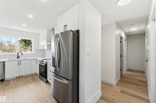 10207 165 Avenue, Edmonton, AB - Indoor Photo Showing Kitchen With Upgraded Kitchen