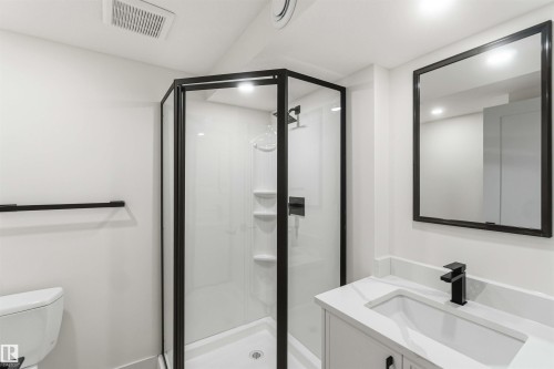 10207 165 Avenue, Edmonton, AB - Indoor Photo Showing Bathroom