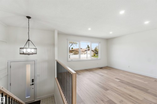 10207 165 Avenue, Edmonton, AB - Indoor Photo Showing Other Room
