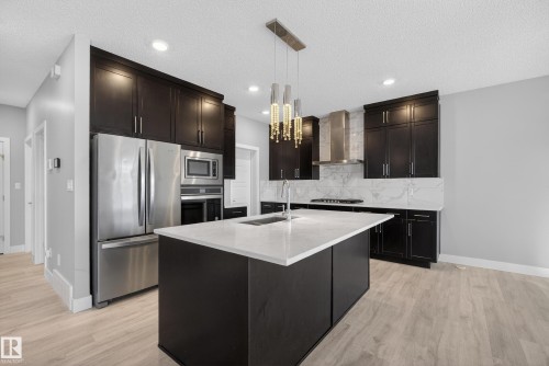 1523 Darby Bay, Edmonton, AB - Indoor Photo Showing Kitchen With Upgraded Kitchen