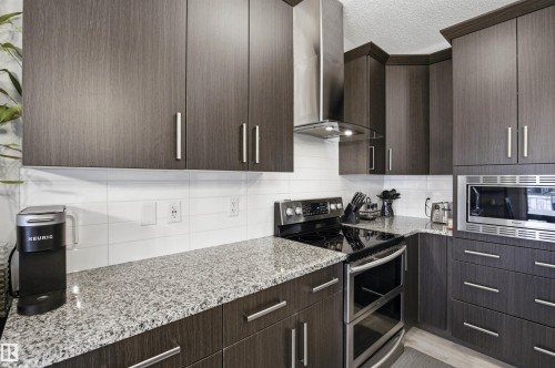 807 Eagleson Link, Edmonton, AB - Indoor Photo Showing Kitchen With Upgraded Kitchen