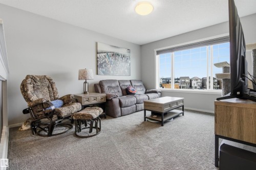 807 Eagleson Link, Edmonton, AB - Indoor Photo Showing Living Room
