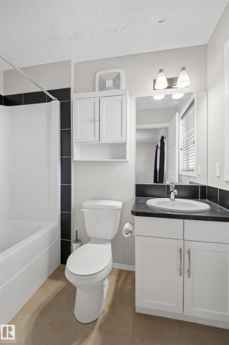 3041 Arthurs Crescent Sw, Edmonton, AB - Indoor Photo Showing Bathroom
