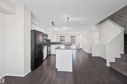 3041 Arthurs Crescent Sw, Edmonton, AB - Indoor Photo Showing Kitchen