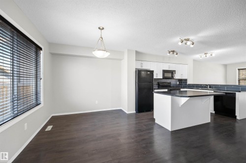 3041 Arthurs Crescent Sw, Edmonton, AB - Indoor Photo Showing Kitchen