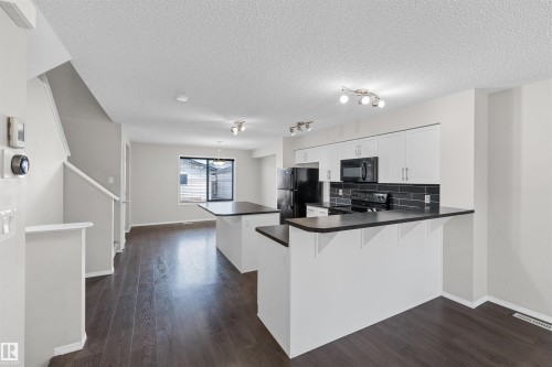 3041 Arthurs Crescent Sw, Edmonton, AB - Indoor Photo Showing Kitchen