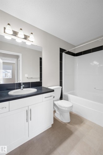 3041 Arthurs Crescent Sw, Edmonton, AB - Indoor Photo Showing Bathroom