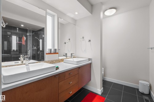 8839 93 Street, Edmonton, AB - Indoor Photo Showing Bathroom