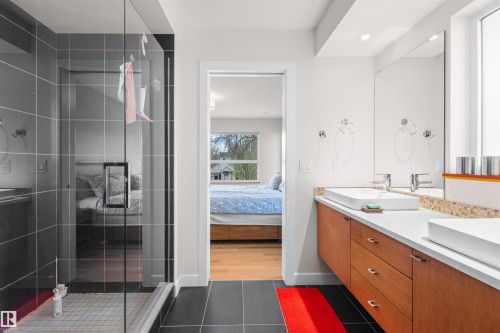 8839 93 Street, Edmonton, AB - Indoor Photo Showing Bathroom