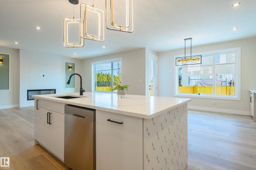 16 Middleton Close, Leduc, AB - Indoor Photo Showing Kitchen With Upgraded Kitchen