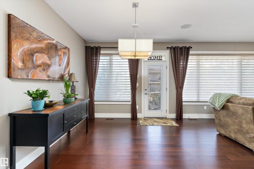 4628 Mead Place, Edmonton, AB - Indoor Photo Showing Living Room