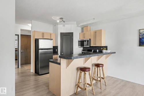 605 10504 99 Avenue, Edmonton, AB - Indoor Photo Showing Kitchen With Stainless Steel Kitchen