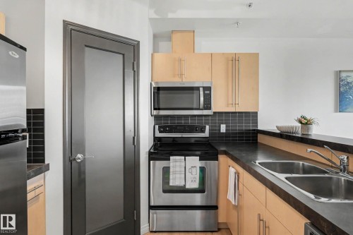 605 10504 99 Avenue, Edmonton, AB - Indoor Photo Showing Kitchen With Double Sink